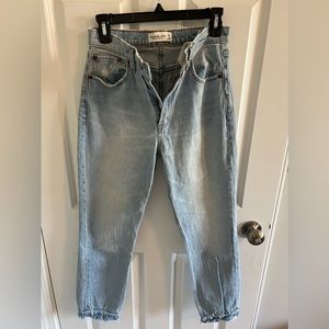 abercrombie high rise mom jean size 27/4